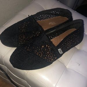 Toms, size 8, crocheted black flats